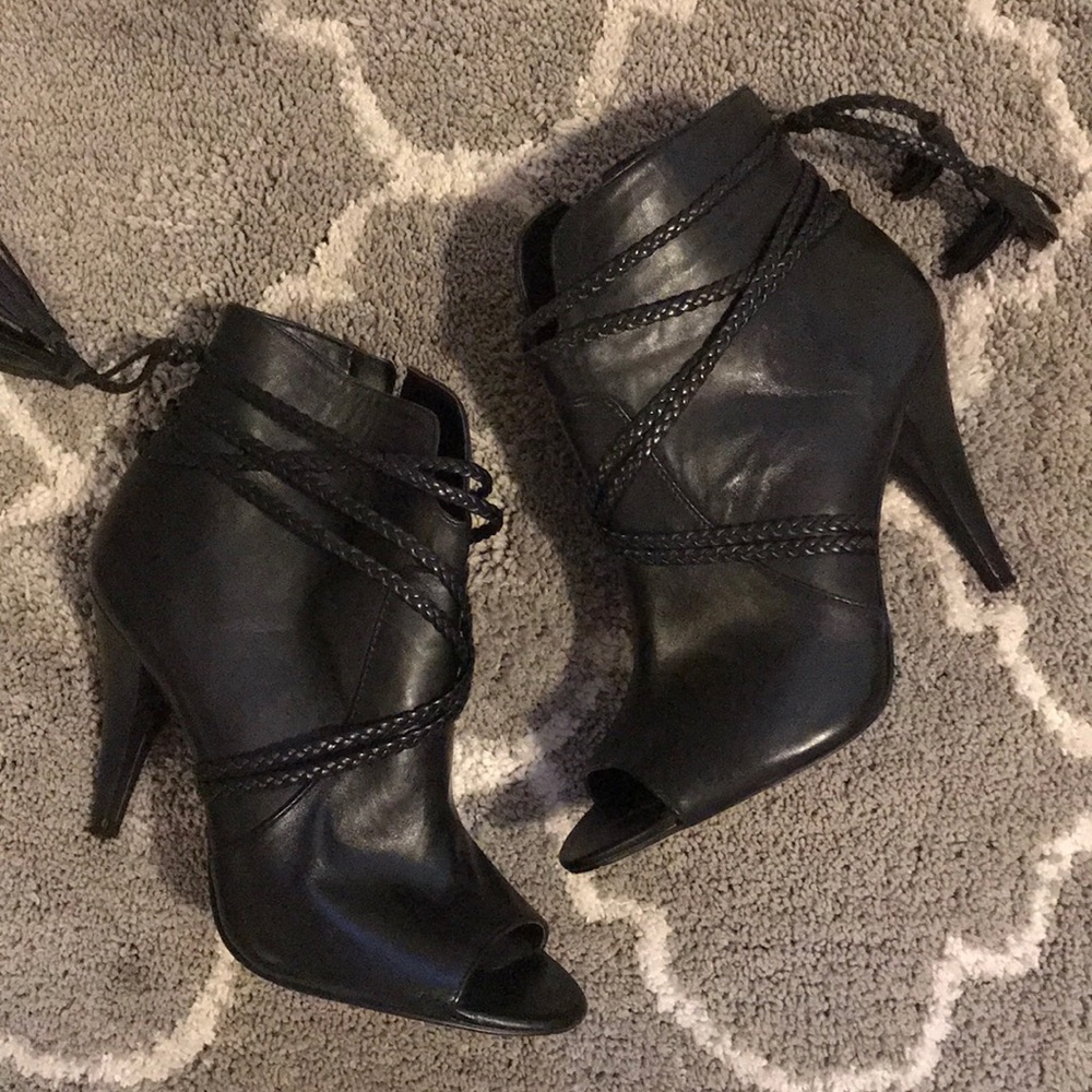 Black leather Vince Camuto bootie